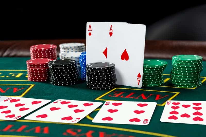 真人視訊 8 Poker Play Chips Cards Green Table 1
